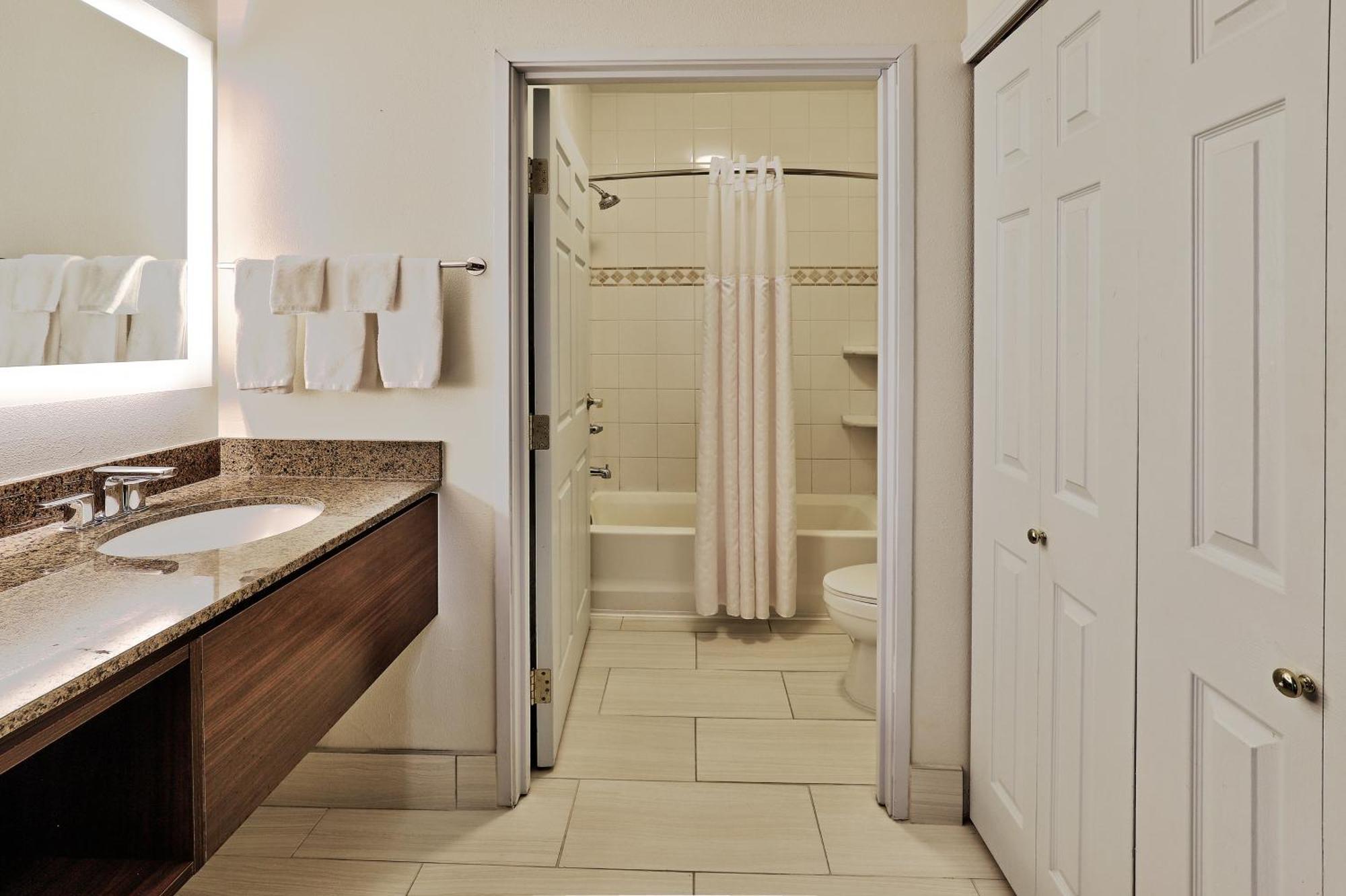 Hotel Staybridge - Airport By Ihg