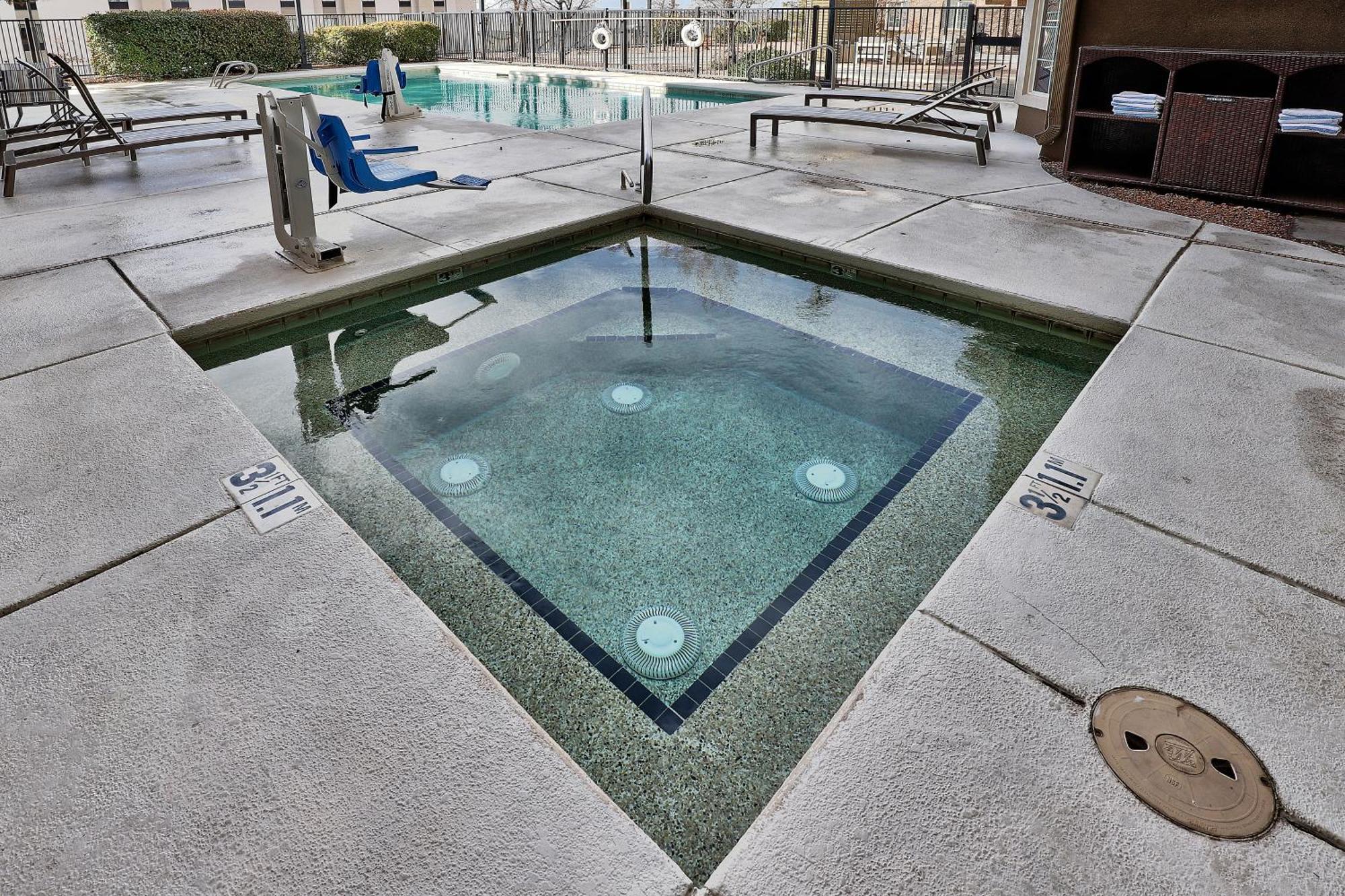 Hotel Staybridge - Airport, An Ihg